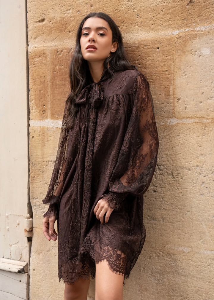 Robe en dentelle avec noeud