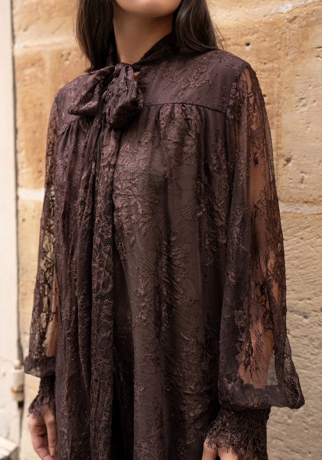 Robe en dentelle avec noeud