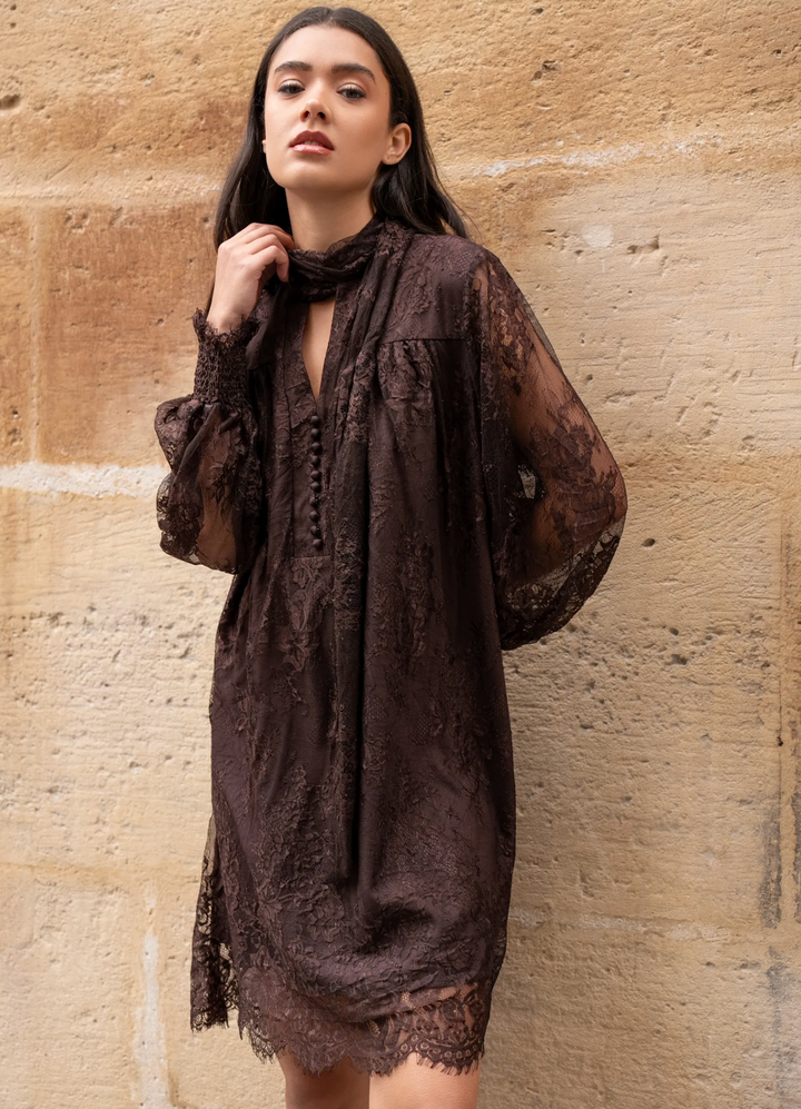 Robe en dentelle avec noeud