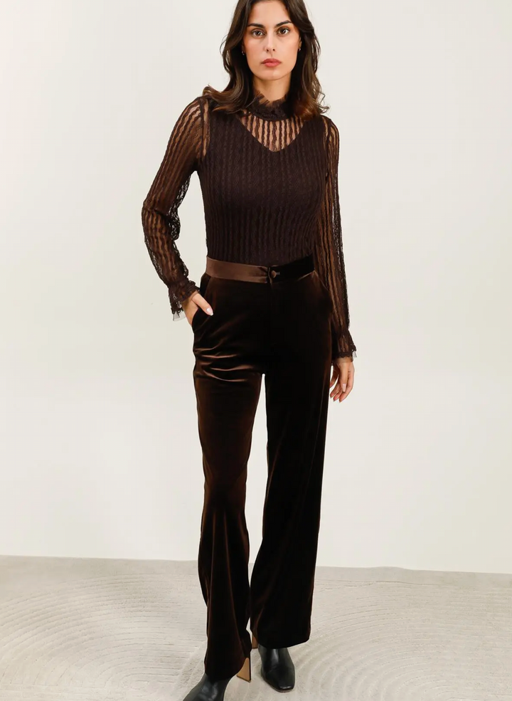 Col roulé en dentelle