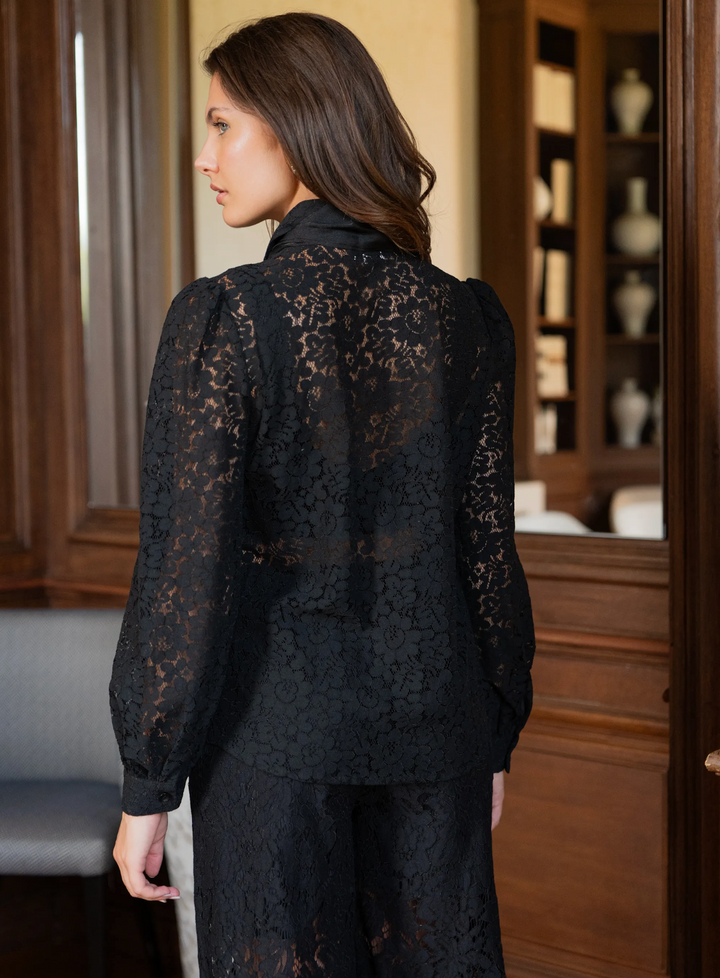 Chemise en dentelle avec nœud amovible au col