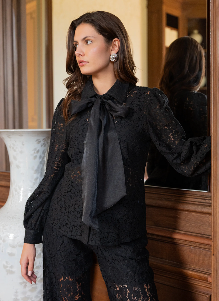 Chemise en dentelle avec nœud amovible au col