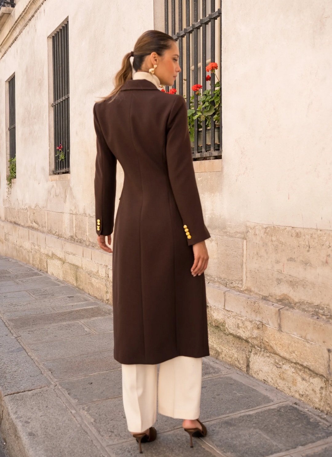 Manteau structuré à boutons dorés