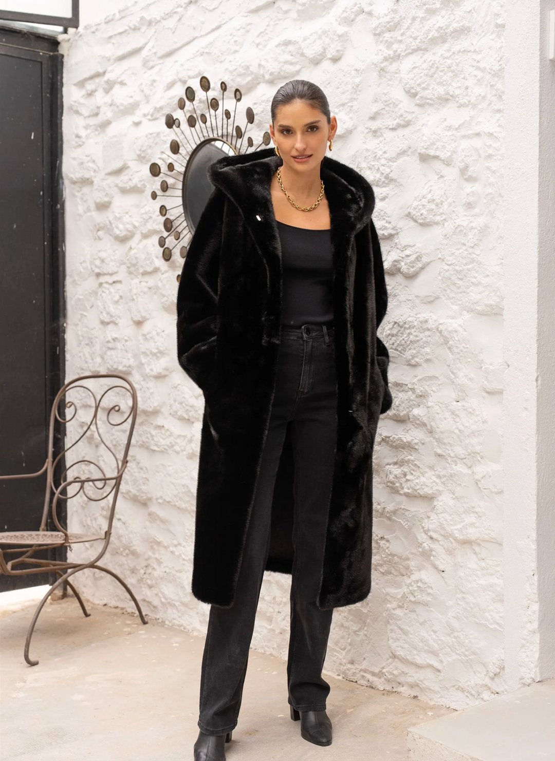 Manteau long en fausse fourrure à capuche