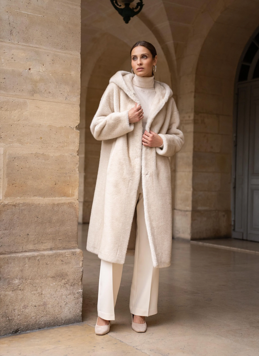 Manteau long en fausse fourrure à capuche