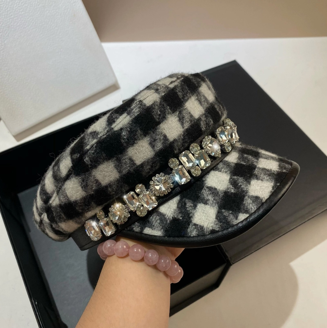 Casquette à carreaux noir/blanc avec détails de bijoux