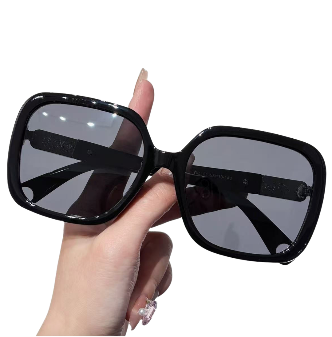 Lunettes de soleil à monture surdimensionnée avent accent perle unique