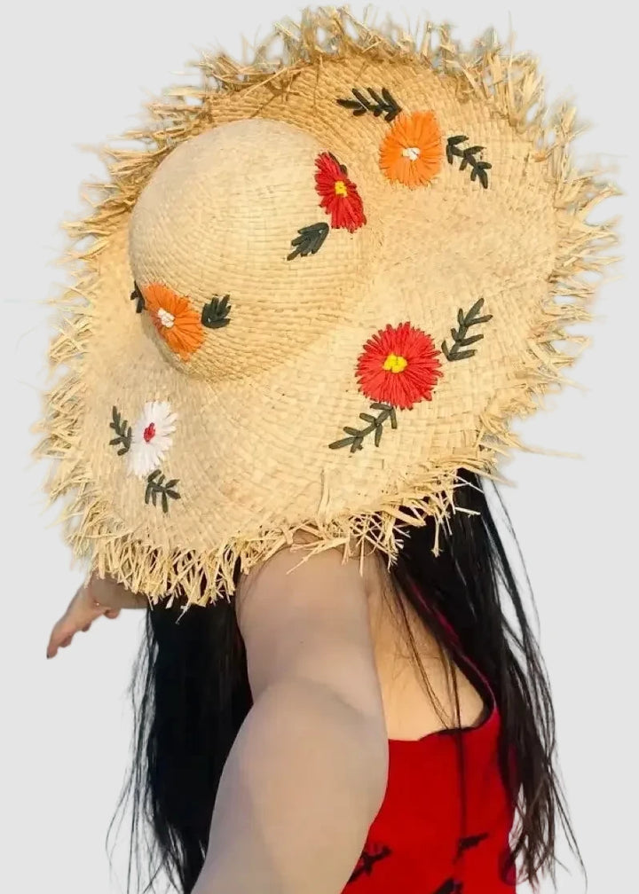 Chapeau de soleil en paille brodé de fleurs