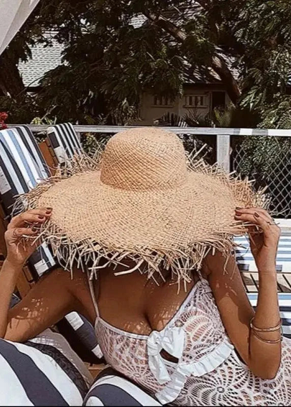 Chapeau en raphia tissé naturel avec bord effiloché