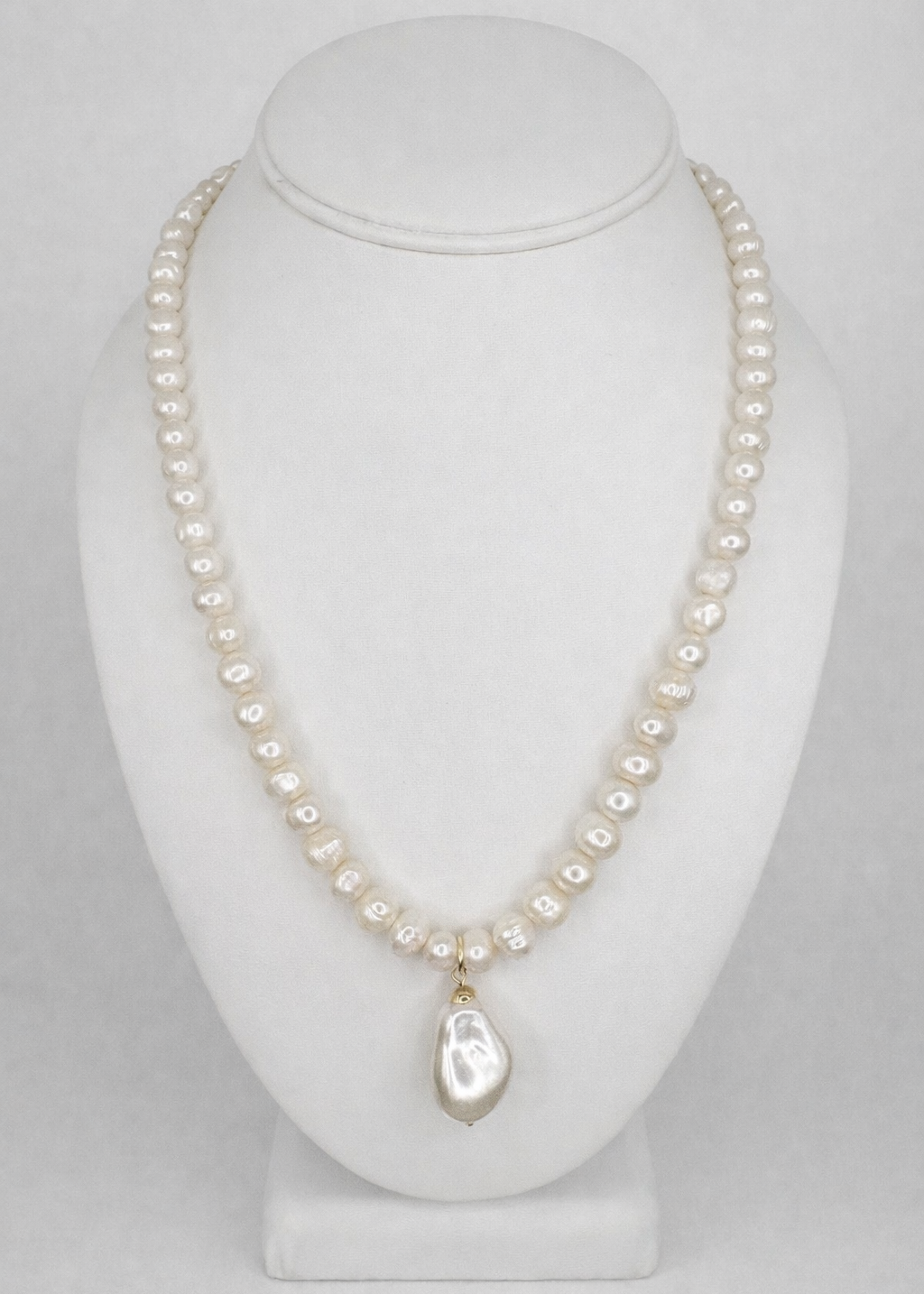 Collier de perles avec pendentif élégant