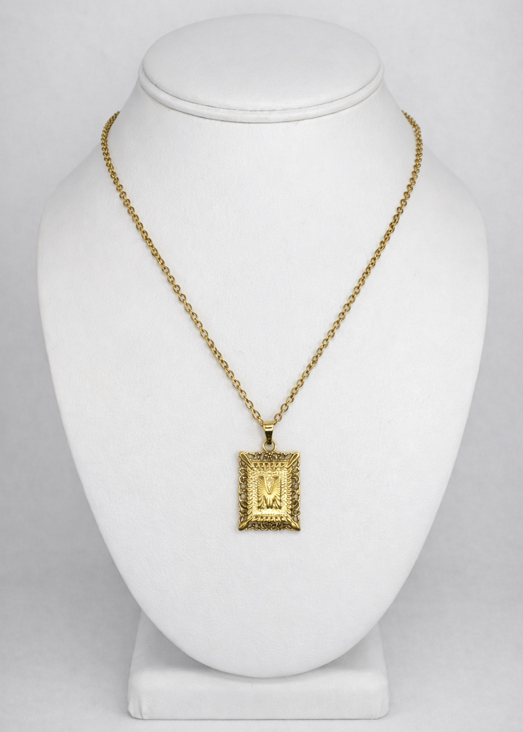 Collier pendentif lettre doré
