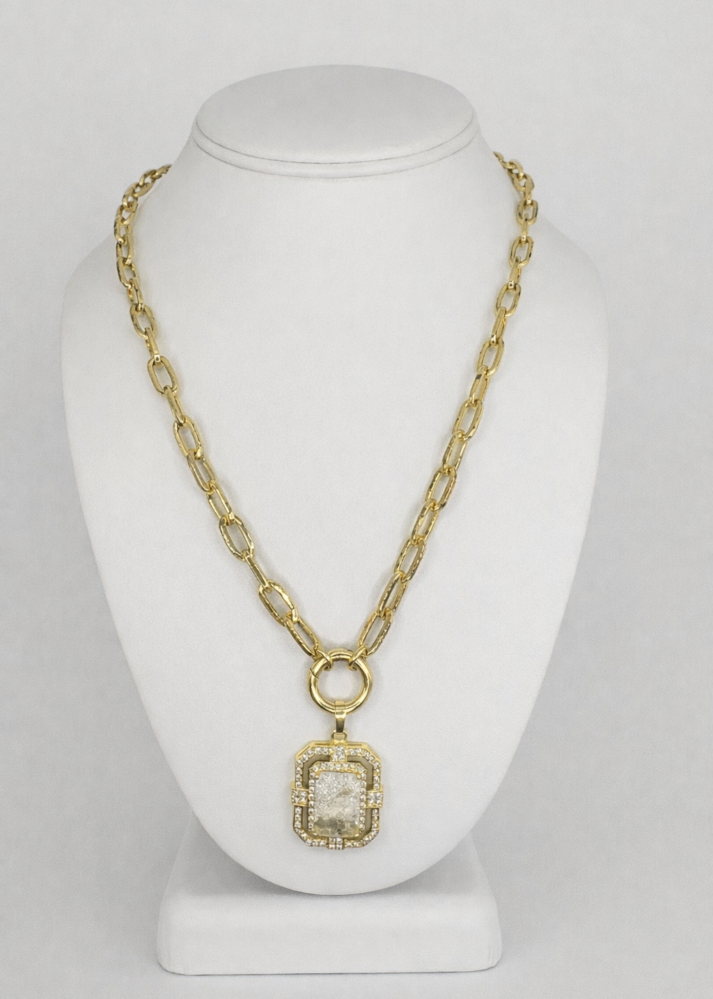 Collier doré avec pendentif cristal luxe