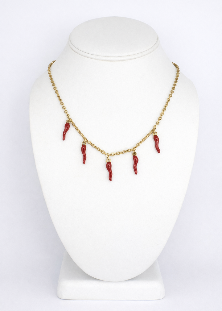 Collier piments rouges doré porte‑bonheur
