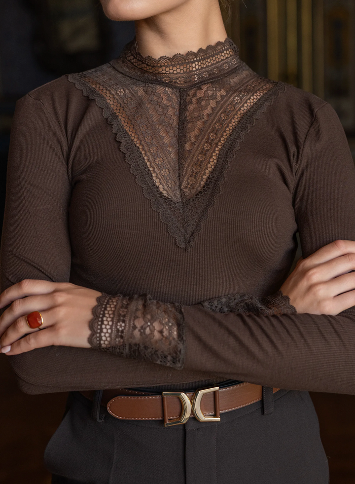 Top en maille avec détail en dentelle au col