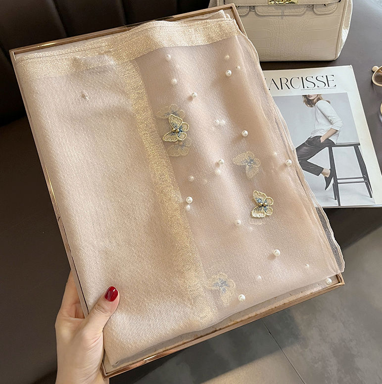 Foulard en soie avec papillons brodés et perles