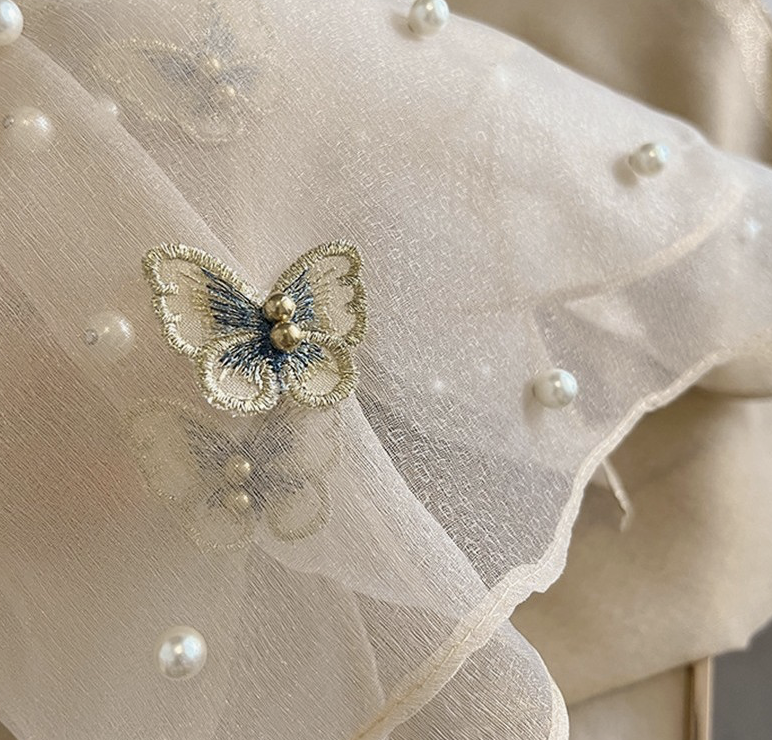 Foulard en soie avec papillons brodés et perles