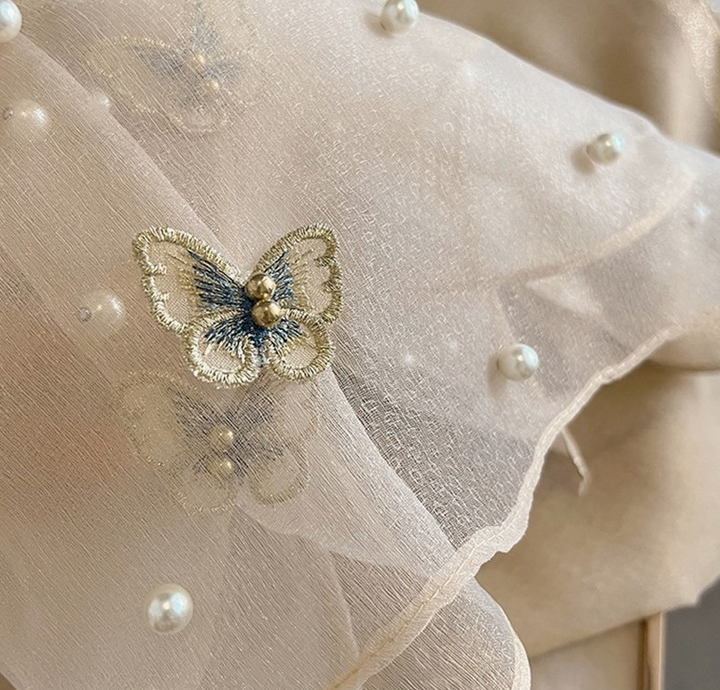 Foulard en soie avec papillons brodés et perles