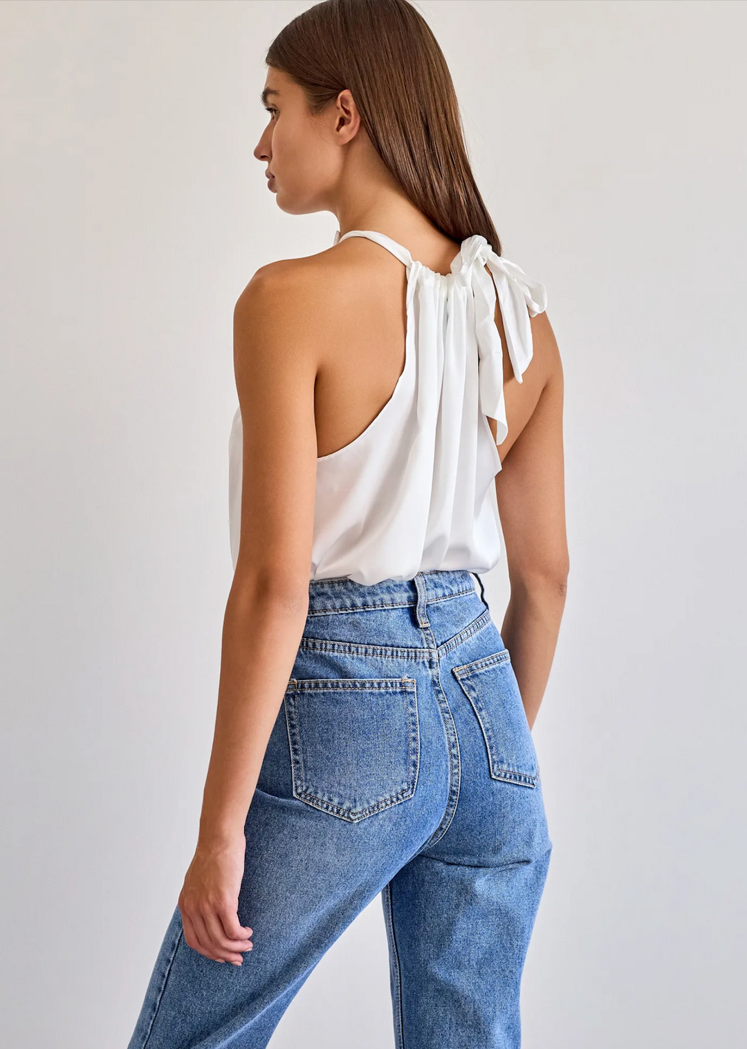 Top satiné avec noeud au col