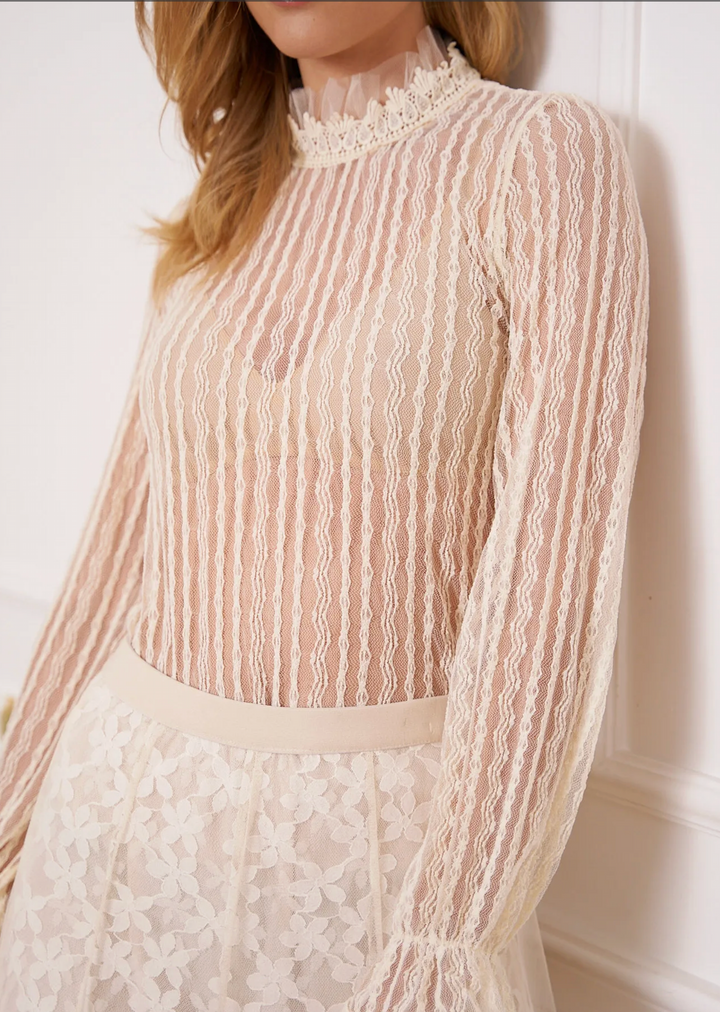 Col roulé en dentelle