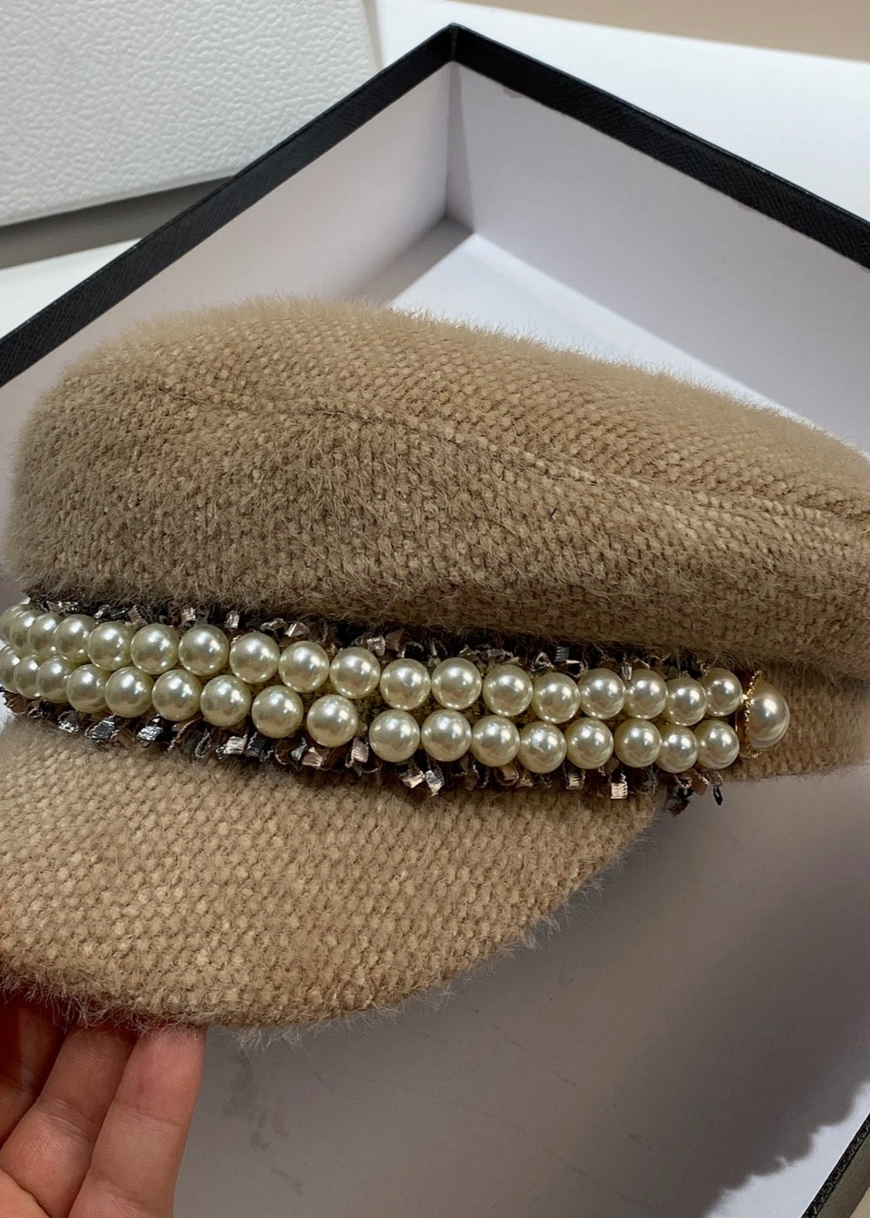 Chapeau Baker Boy avec des détails en perles de luxe