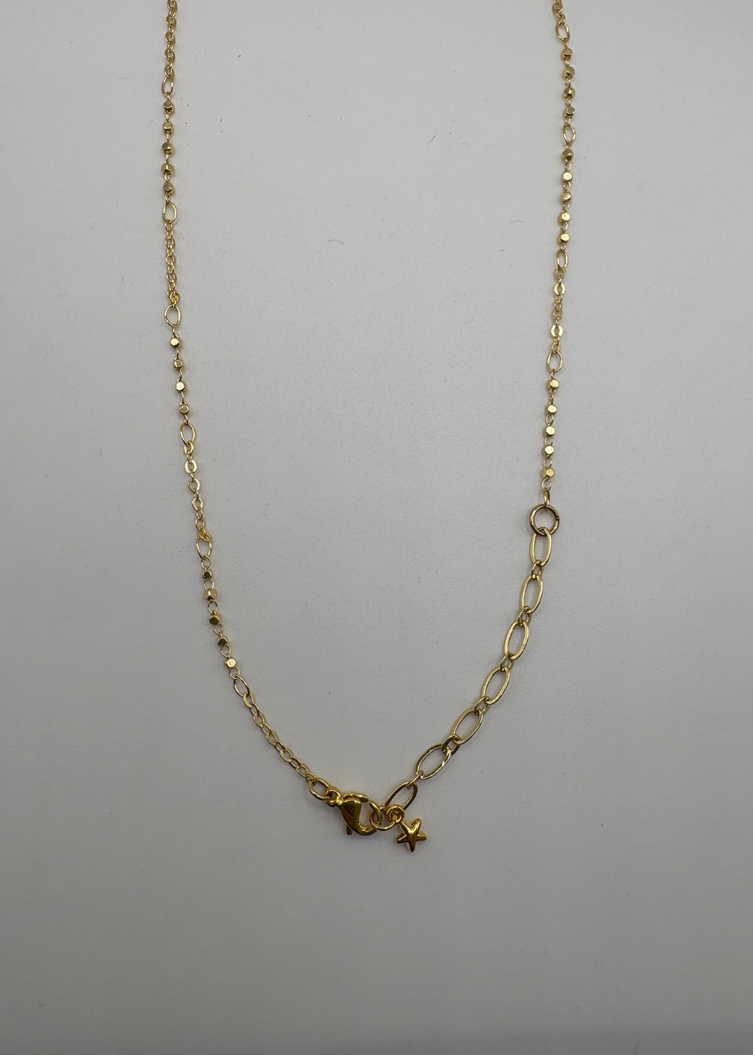 Collier doré à pendentifs colorés