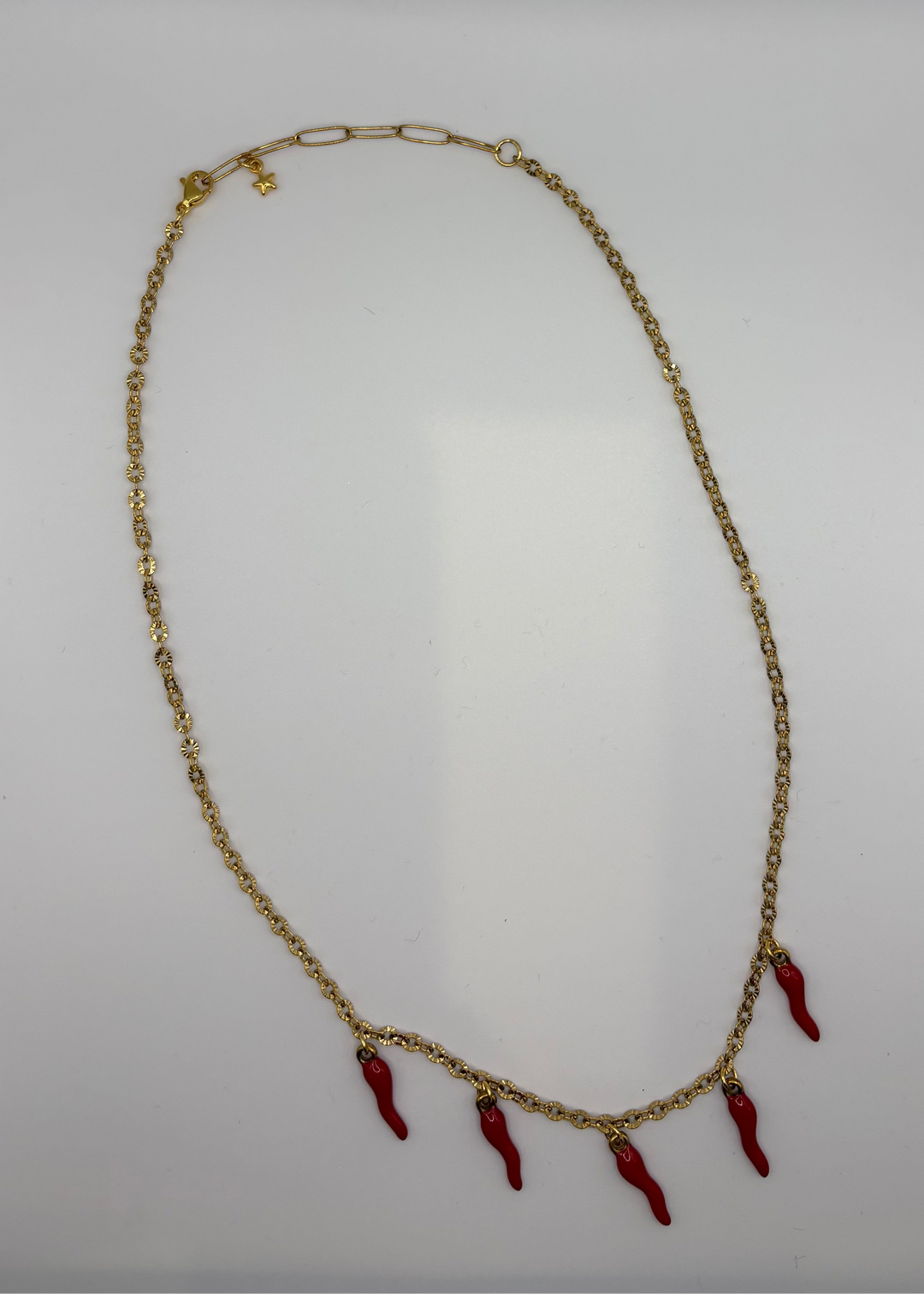 Collier piments rouges doré porte‑bonheur