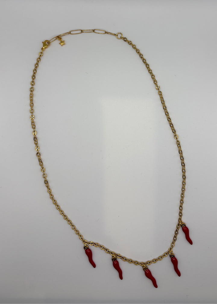 Collier piments rouges doré porte‑bonheur