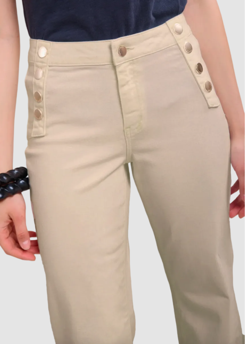 Jean bootcut à boutons dorés