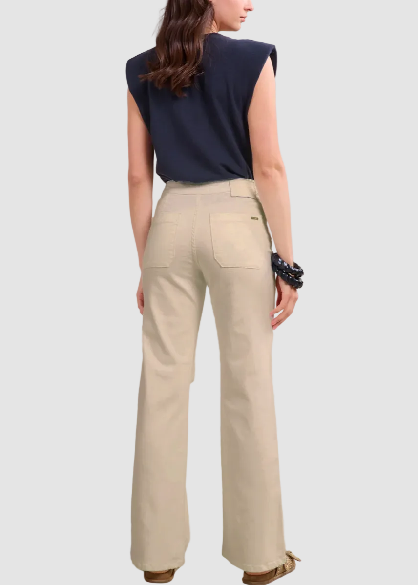 Jean bootcut à boutons dorés