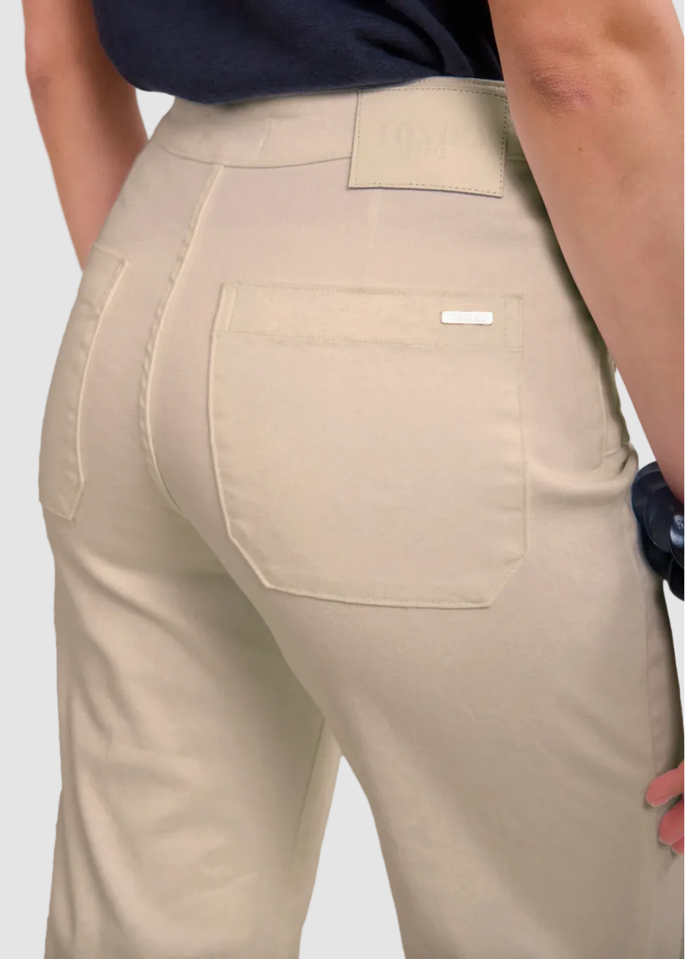 Jean bootcut à boutons dorés