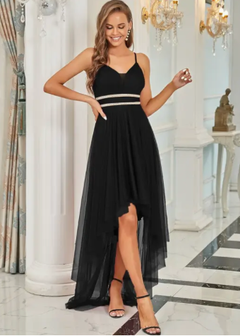 Robe élégante en tulle asymétrique avec ceinture perlée