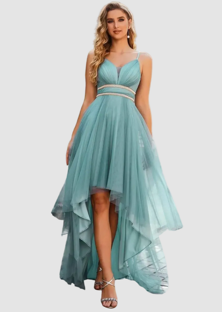 Robe élégante en tulle asymétrique avec ceinture perlée