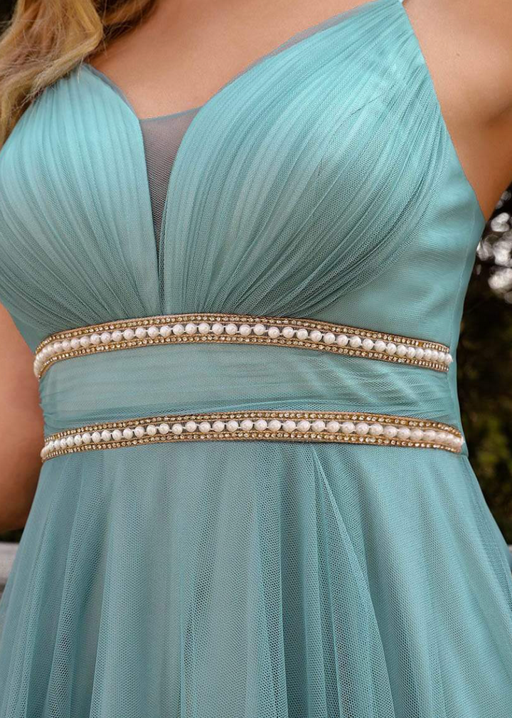 Robe élégante en tulle asymétrique avec ceinture perlée