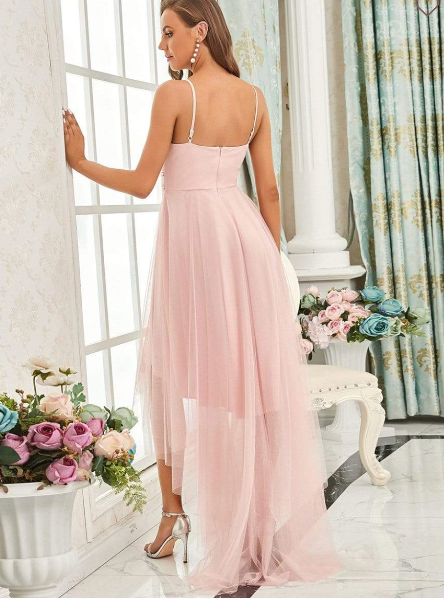 Robe élégante en tulle asymétrique avec ceinture perlée
