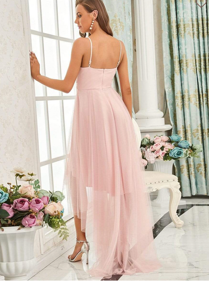 Robe élégante en tulle asymétrique avec ceinture perlée