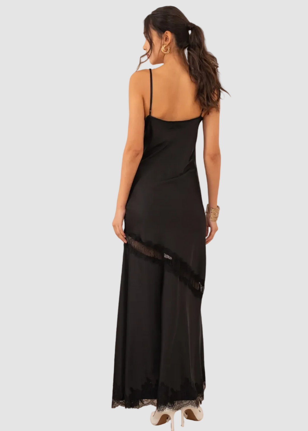 Robe satinée avec empiècement en dentelle