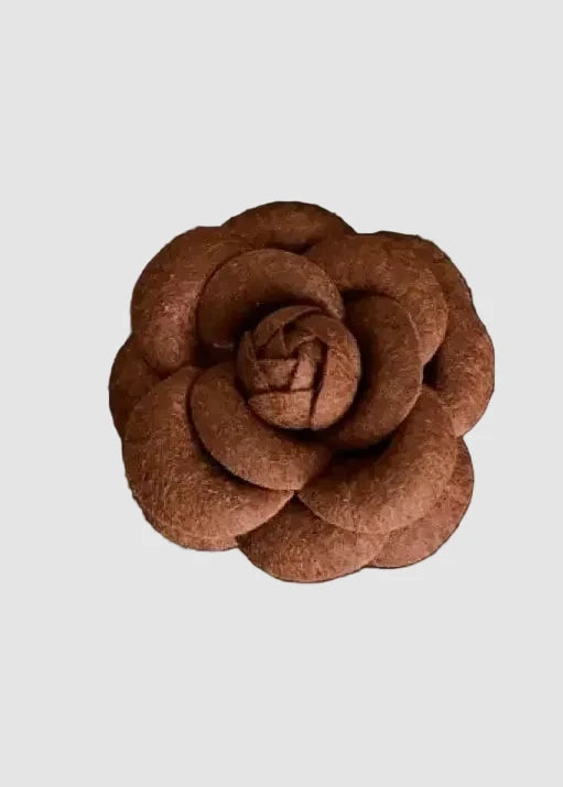 Broche Fleur de Camélia Marron Classique